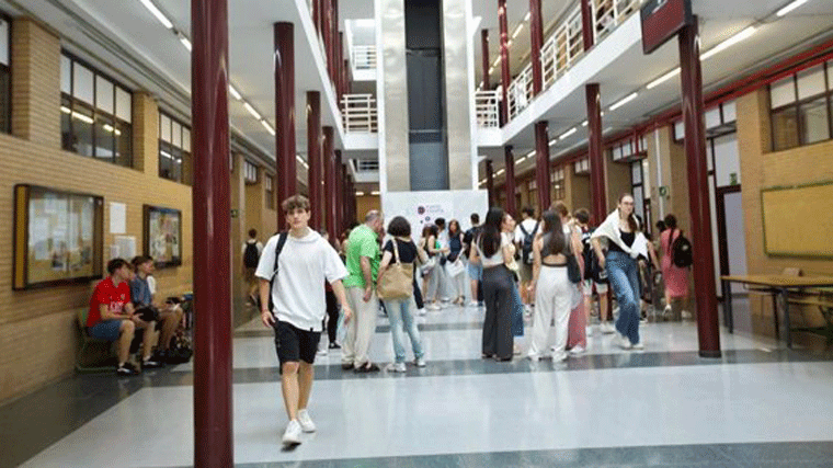 Convocadas 2.431 becas de 2,000 euros para universitarios que estudien e investiguen