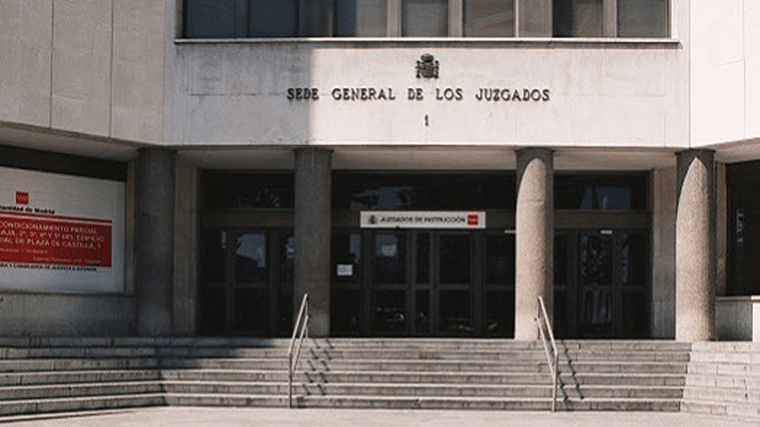La joven detenida por matar a su vecina dice que cayó de espaldas y se golpeó la cabeza