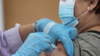 Salud acuerda comenzar a vacunar la última semana de septiembre de gripe y Covid
