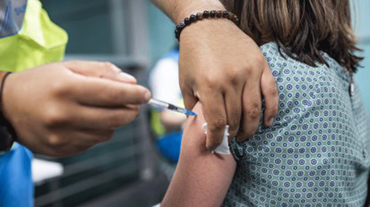 Acciona, El Corte Inglés y Santander comienzan a vacunar en la región