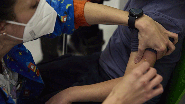 Madrid pide que contactos vacunados de un positivo no guarden cuarentena