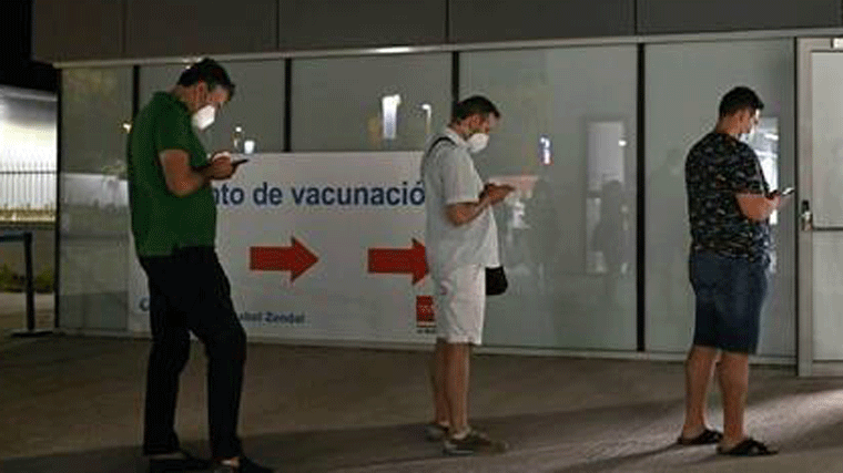 Más de 8.500 citas para vacunarse en el Zendal en el turno de noche