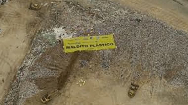 Greenpeace coloca en Valdemingómez una pancarta contra el uso de plásticos