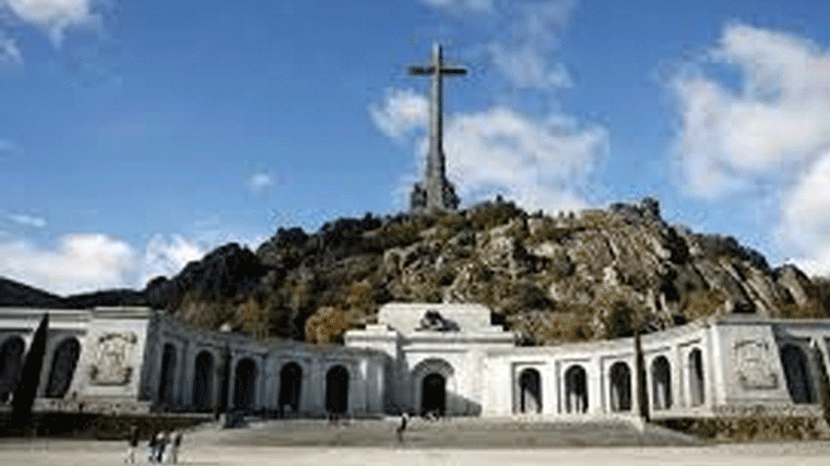 Los Franco acuden al Constitucional como último intento para parar la exhumación