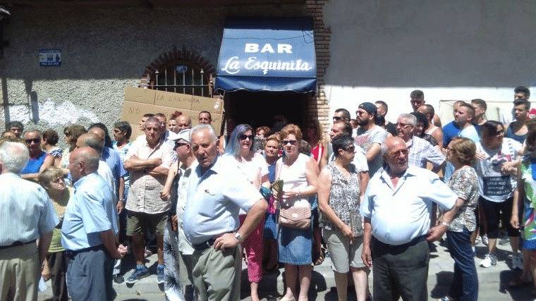 Vecinos de Vallecas y un pueblo de Cáceres contra el desahucio del bar La Esquinita