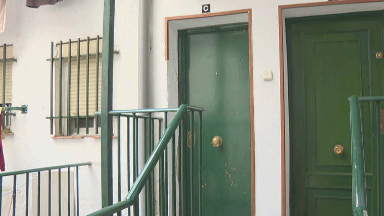 Un casero y su inquilino, heridos y detenidos tras pelearse a martillazos y navajas en Puente de Vallecas