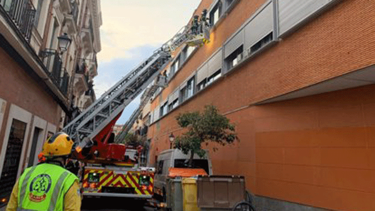Extinguido un incendio en Vallecas con 13 heridos leves y 10 familias realojadas