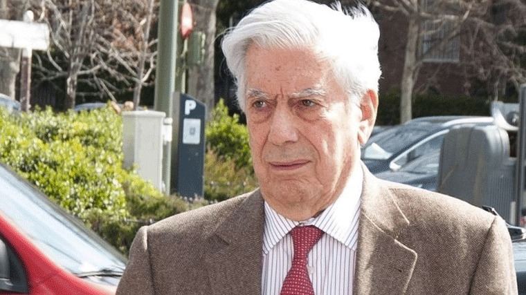 Vargas Llosa, hospitalizado tras una caída en su domicilio