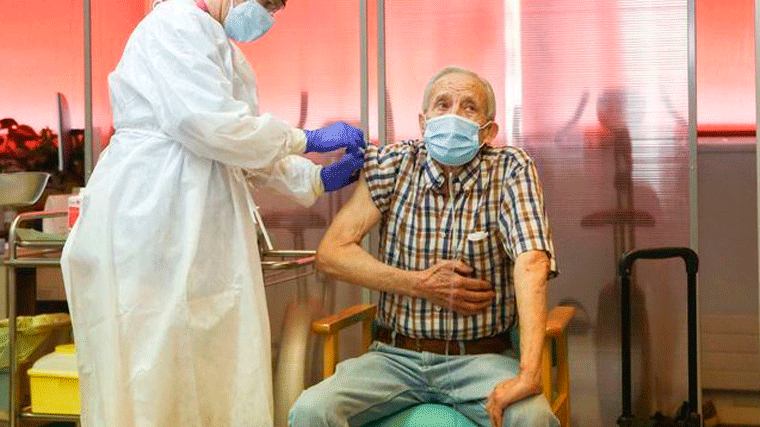 Madrid admite una vacunación lenta y espera un repunte de casos en las próximas semanas