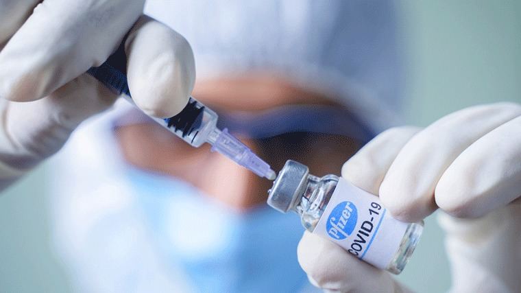 Pfizer afirma que tres dosis de su vacuna neutraliza la variante ómicron