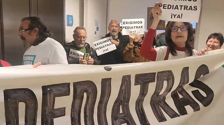 Vecinos se encierran en la Gerencia de Atención Primaria para reclamar pediatras