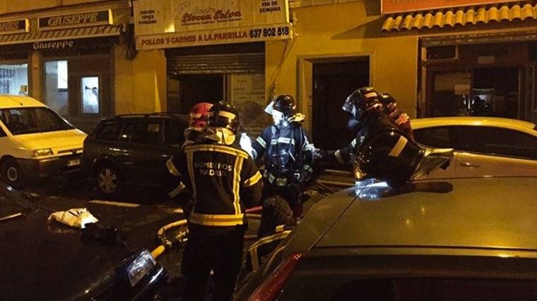 Vecinos de tres bloques de Latina desalojados de madrugada por el incendio de un restaurante