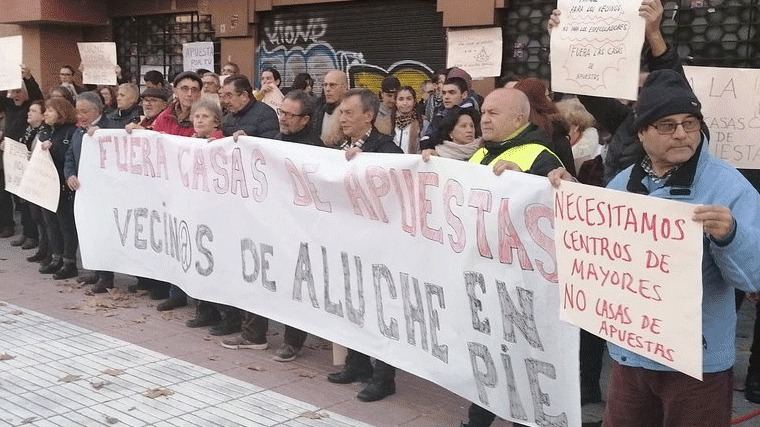 Vecinos de Aluche se concentran contra la apertura de un nuevo local de apuestas