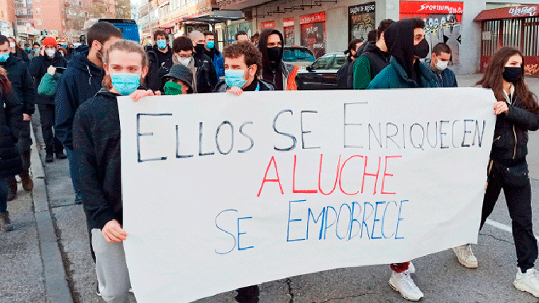 Tercera protesta vecinal contra la apertura de un local de apuestas en la calle Ocaña en Aluche