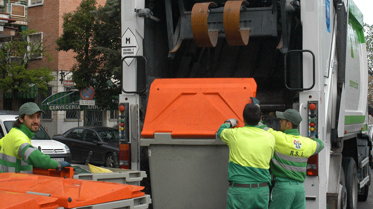 El Ayuntamiento pide a los vecinos evitar el abandono de residuos junto a contenedores