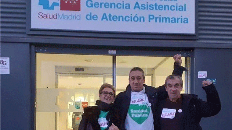 Los vecinos de Carabanchel abandonan el encierro iniciado hace tres días en la Gerencia de AP