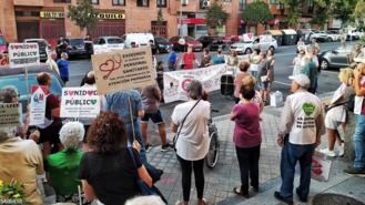 Vecinos de Puente de Vallecas y de Carabanchel salen a la calle por falta de médicos en sus centros de salud