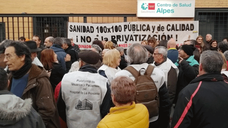 Vecinos de Carabanchel, Usera y Villaverde se movilizan contra los 'recortes' en Atención Primaria