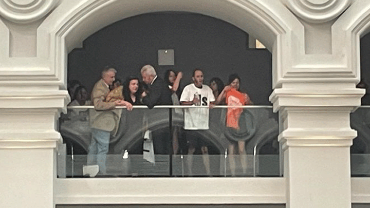 Vecinos contra la política de vivienda son desalojados del Pleno al grito de 'cómplices' a la Corporación
