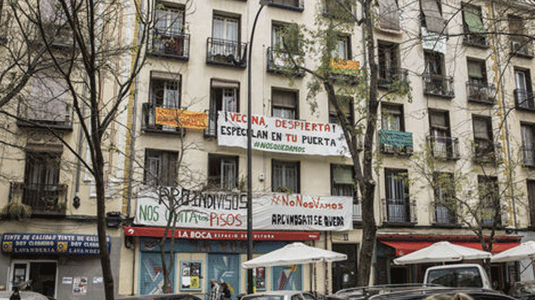 Protesta en Lavapiés por el desahucio de un edificio y la subida del alquiler de un 300%