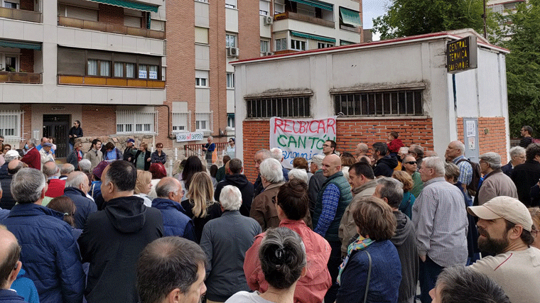 Protesta vecinal contra el cantón que el Ayuntamiento tiene previsto levantar en la calle Sangenjo 35, en el Barrio de La Paz. Imagen FRAVM