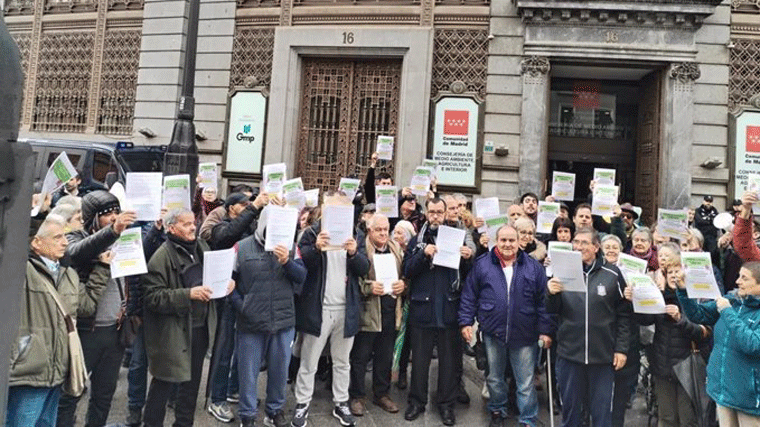 350 firmas en la Consejería para exigir que vuelva la luz tras cuatro años a la Cañada