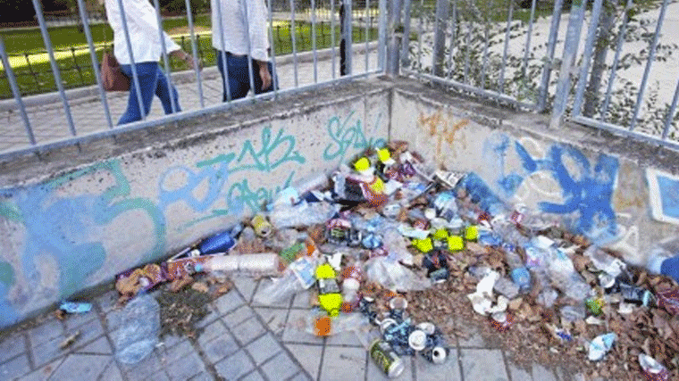 Los vecinos de Usera `sacan las escobas´ para limpiar el barrio de residuos