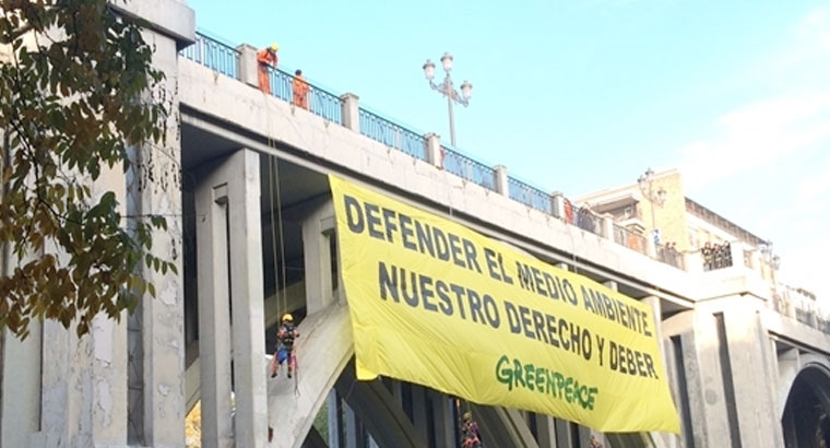 Greenpeace: Pancarta por su derecho a defender el medio ambiente