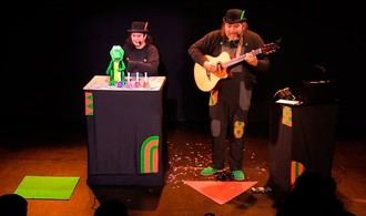 Risas y poesía visual en COCOTELODRILO, un espectáculo para toda la familia en Moralzarzal