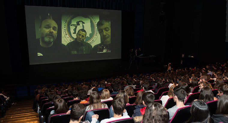 Un millar de alumnos conectan en directo con la Antártida