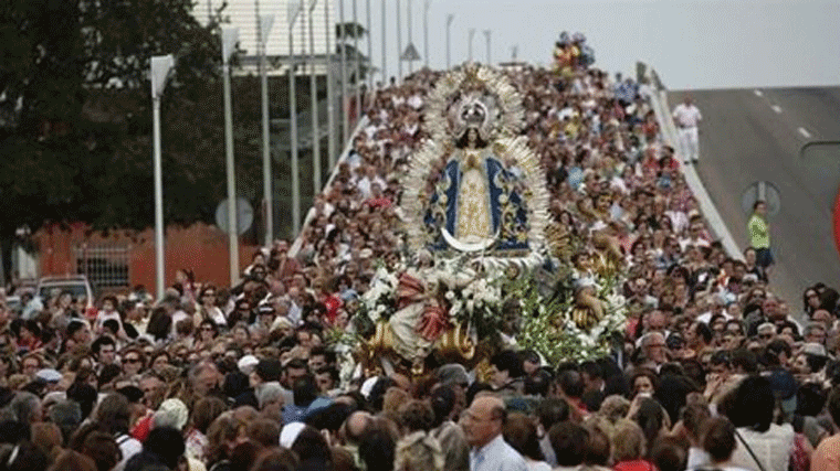 Unas 40.000 personas acompañan la bajada de la Virgen de los Angeles