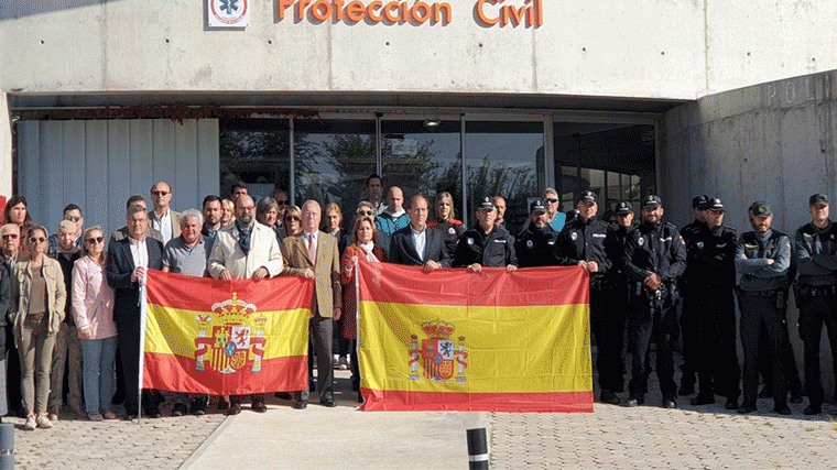 El Ayuntamiento organiza una concentración de apoyo a los policías en Cataluña