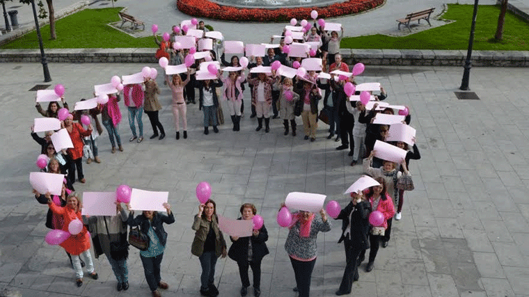 Un lazo humano conmemora el día Mundial contra el Cáncer de Mama