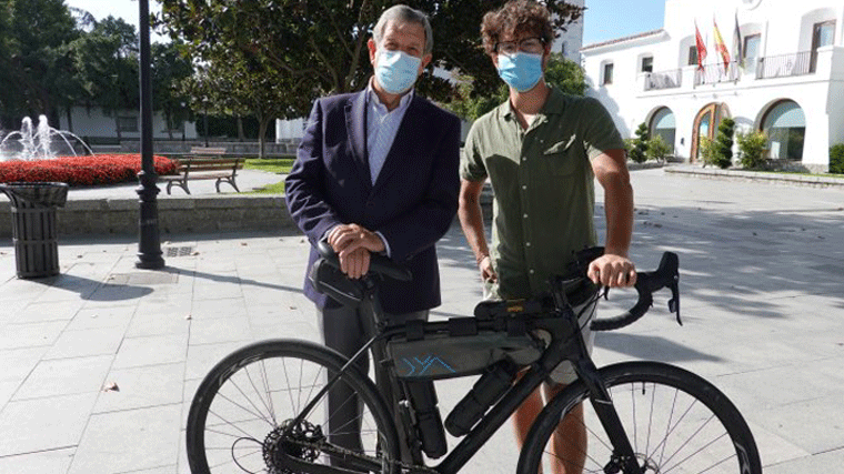 Un joven del municipio recorre 2.600 kilómetros en bicicleta por un planeta sostenible