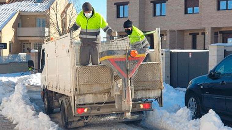El Ayuntamiento esparce 50.000 kg de sal y restablece el servicio de basuras