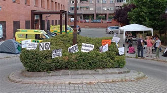 Vecinos de Villaverde acampan frente al centro de salud y reclaman reapertura del SUAP
