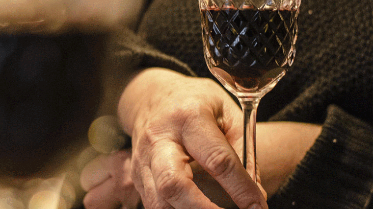 Pequeñas dosis de alcohol diaria no perjudica las funciones de los mayores