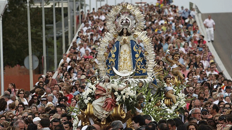 Unas 40.000 personas asisten a la tradicional bajada de la Virgen de los Angeles