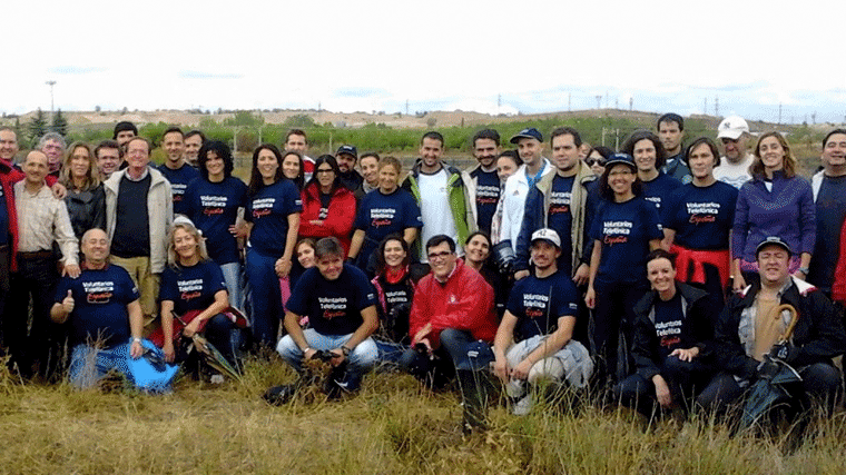 200 voluntarios plantan 500 pinos, carrascos, encianas, romero y tomillo en el Humedal