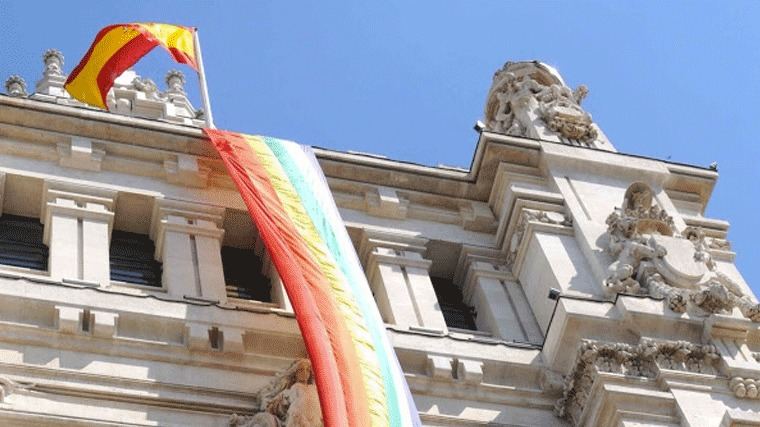 Vox carga contra Almeida por colgar la bandera LGTBI en Cibeles por el Orgullo