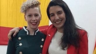 Ana González Martínez, número tres de la candidatura de Vox en Parla, junto a Rocío Monasterio