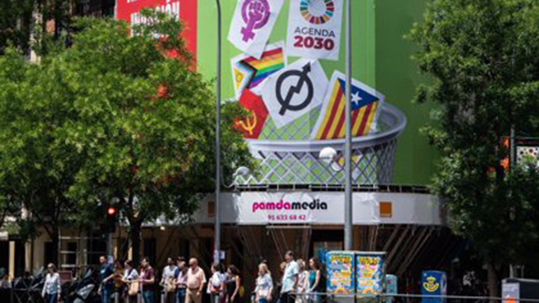 Vox quita la lona de la calle Alcalá tras el requerimiento de la Junta Electoral de Madrid