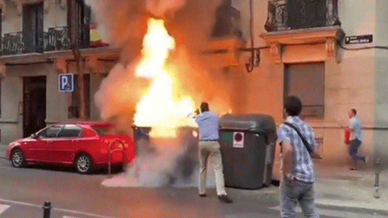 Vox denuncia la quema de contenedores junto a su sede en Chamberí