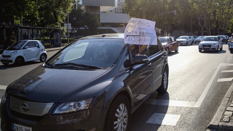 200 conductores de VTC cortan el Paseo de la Castellana: 'Queremos trabajar'