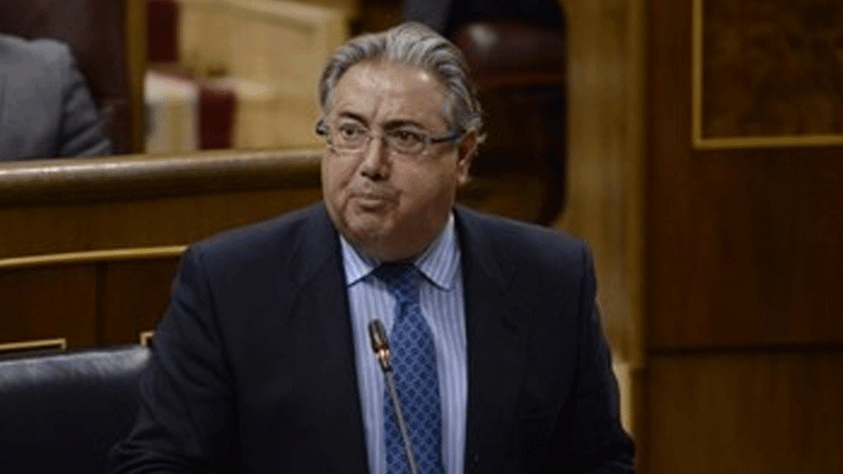 Policías y guardias amenazan a Zoido con una 'huelga de celo' para colapsar la Administración