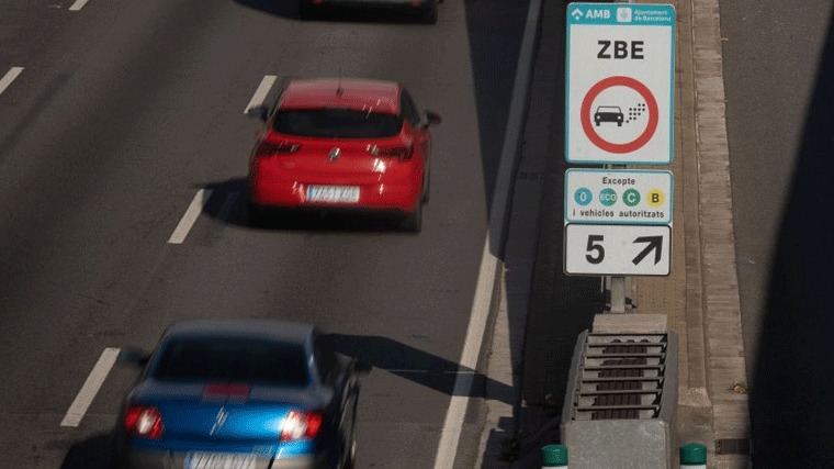 La OCU propone medidas de transición ante la exclusión de 6 millones de coches de la ZBE